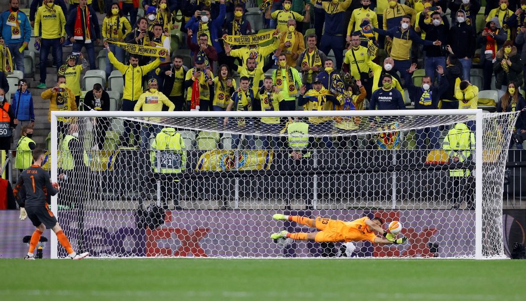 Brankář Villarrealu Geronimo Rulli chytá penaltu Davidu De Geovi z Manchesteru United