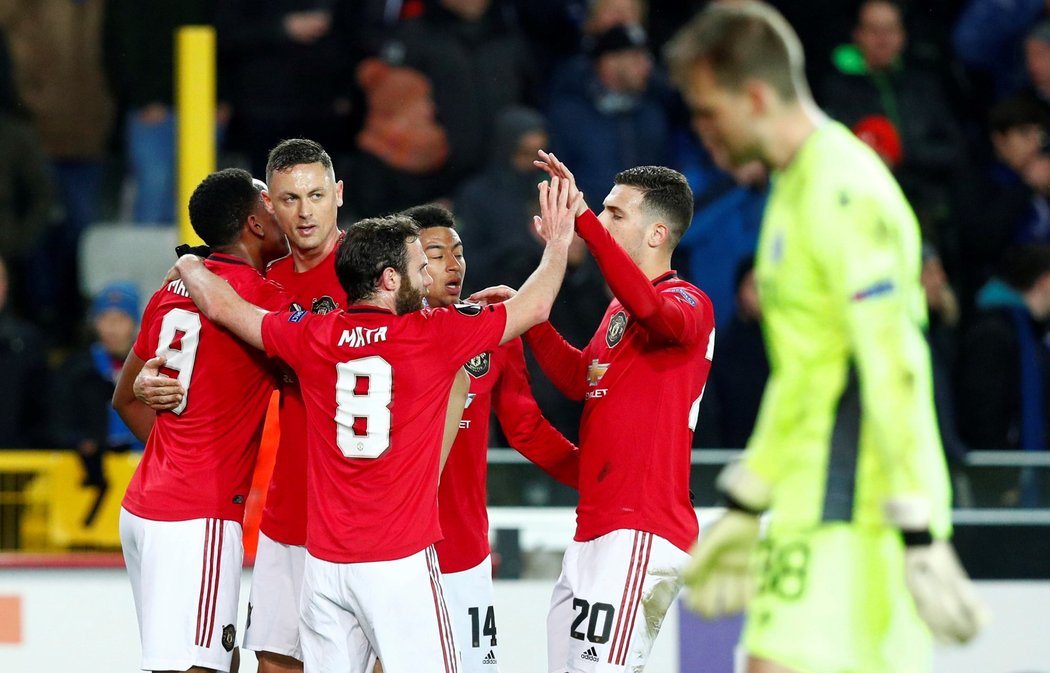 Fotbalisté Manchesteru United oslavují gól Anthonyho Martiala proti Bruggám v Evropské lize