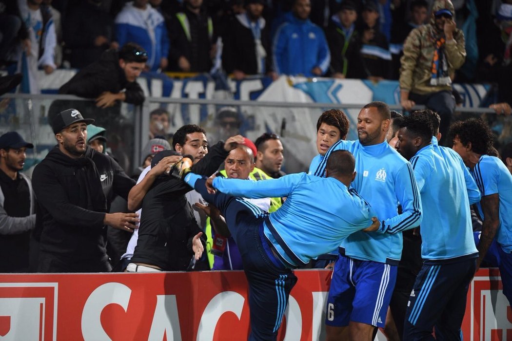 Obránce Olympqiue Marseille Patrice Evra kopl fanouška při rozcvičce před zápasem a dostal červenou