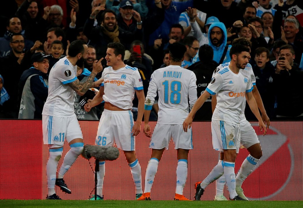 Fotbalisté Marseille se radují ze vstřelené branky v utkání proti Lipsku