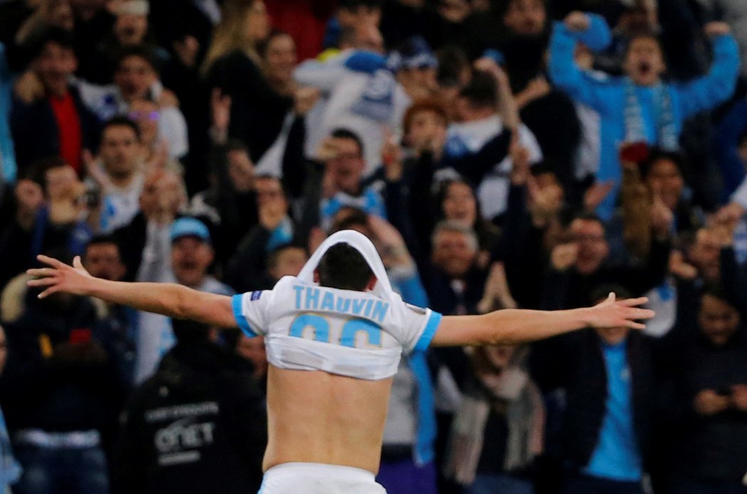 Záložník Marseille Florian Thauvin se raduje ze vstřelené branky v odvetném utkání proti Lipsku