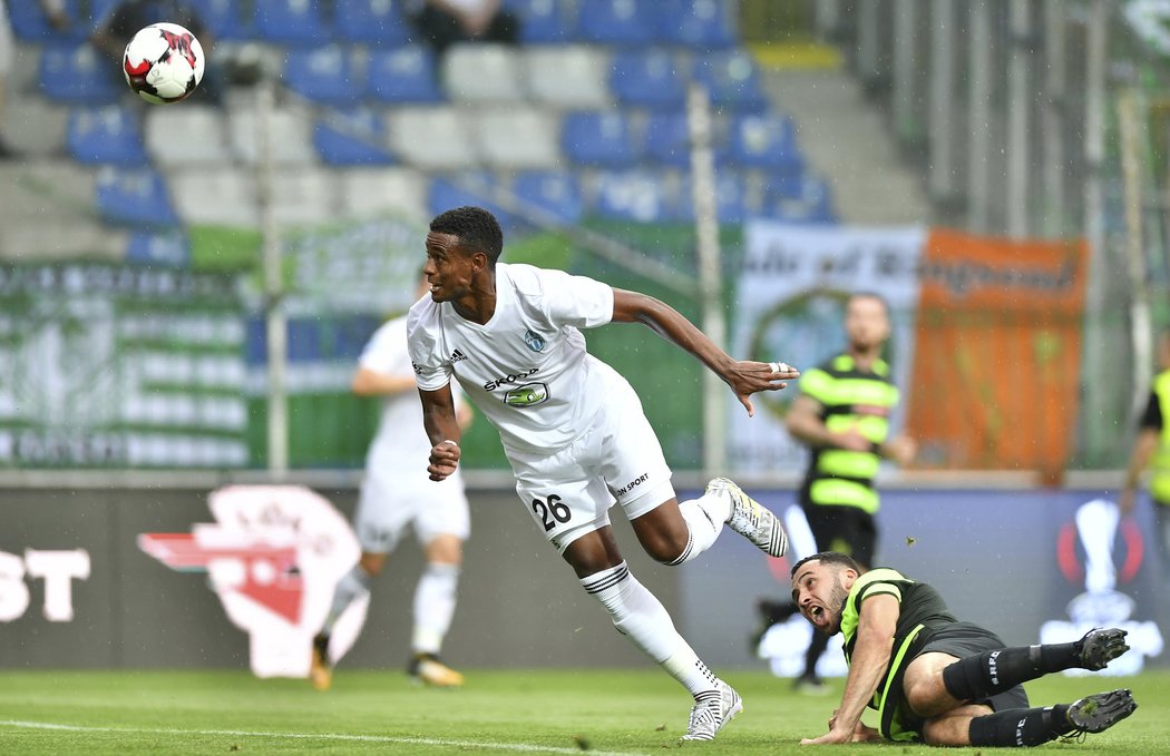 Golgol Mebrahtu se probíjí obranou Shamrocku v zápase 2- předkola