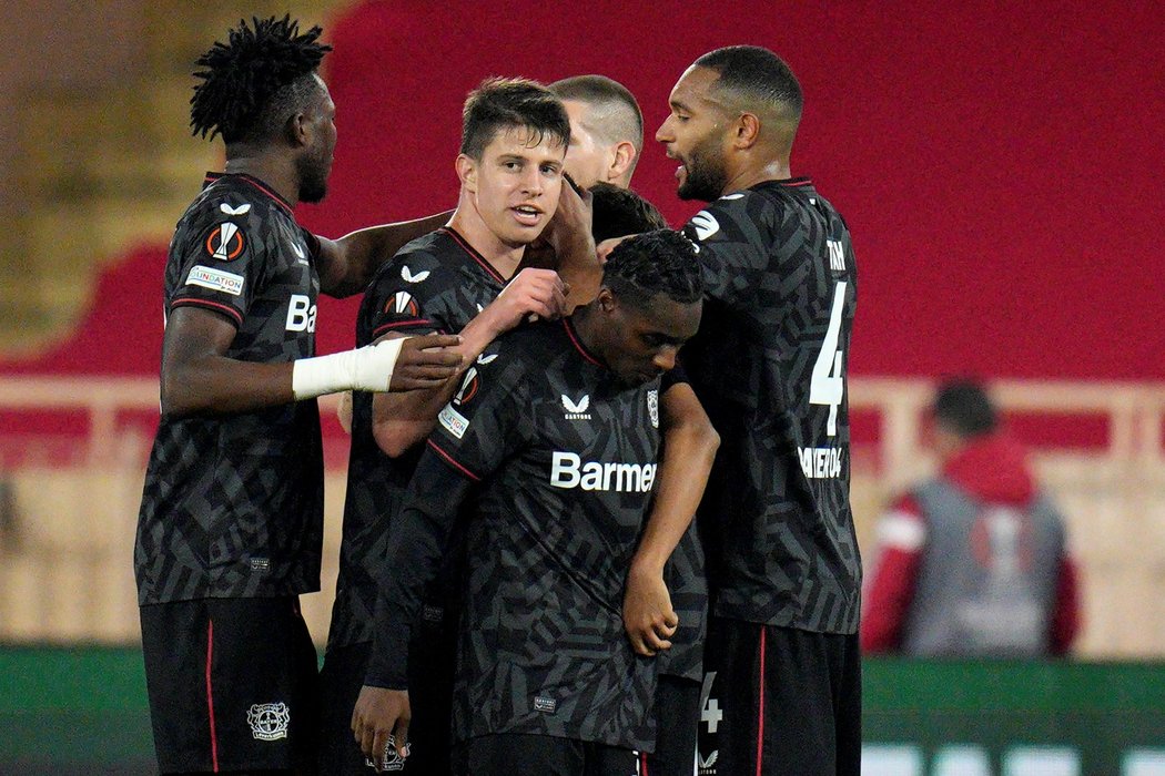 Leverkusen slaví gól, uprostřed Adam Hložek