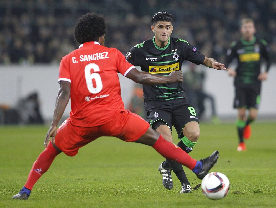 Mahmoud Dahoud z Borussie Mönchengladbach bojuje s obráncem Fiorentiny Sanchezem