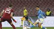 Ounas střílí druhý gól Neapole v zápase proti Curychu