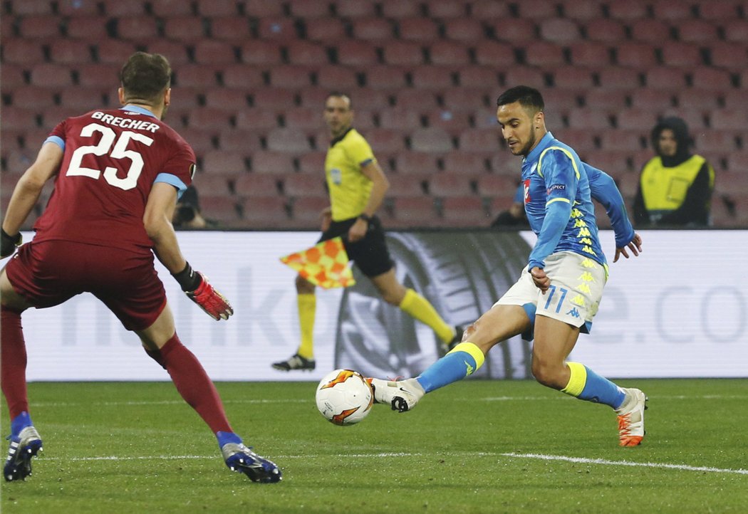 Ounas střílí druhý gól Neapole v zápase proti Curychu