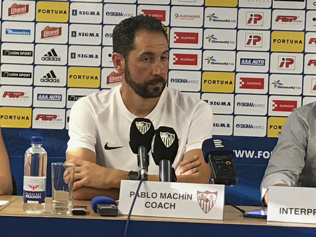 Trenér Sevilly Pablo Machín na předzápasové tiskové konferenci v Olomouci