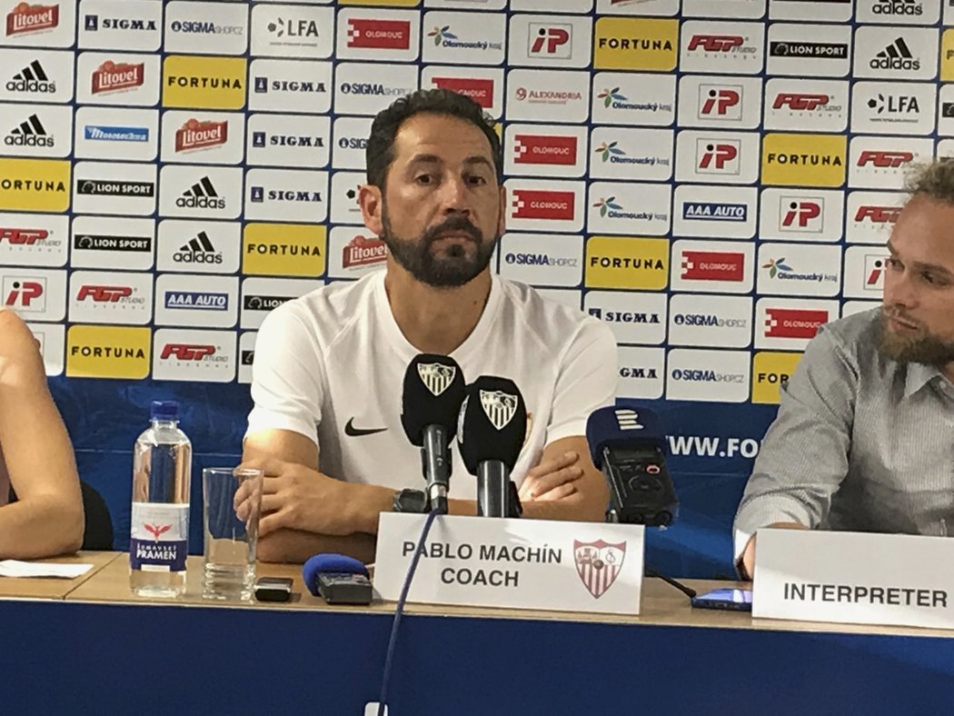 Trenér Sevilly Pablo Machín na předzápasové tiskové konferenci v Olomouci