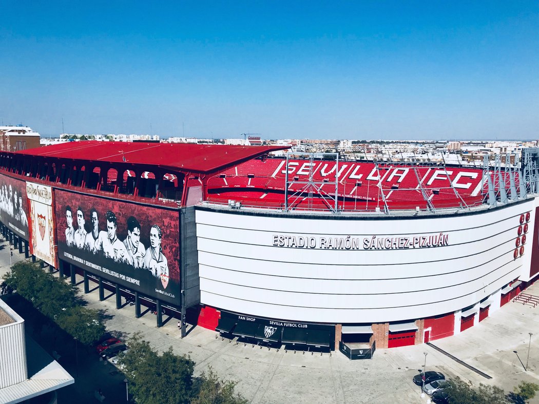 Sevillský stadion Estadio Ramón Sánchez Pizjuán má kapacitu pro 44 tisíc diváků