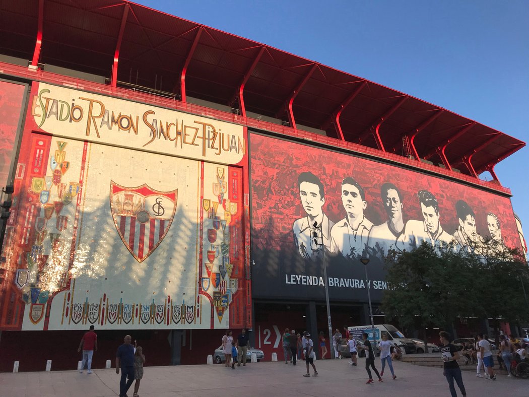 Sevillský stadion Estadio Ramón Sánchez Pizjuán byl otevřen už v roce 1958 a v roce 1982 se zde odehrály i dva zápasy mistrovství světa