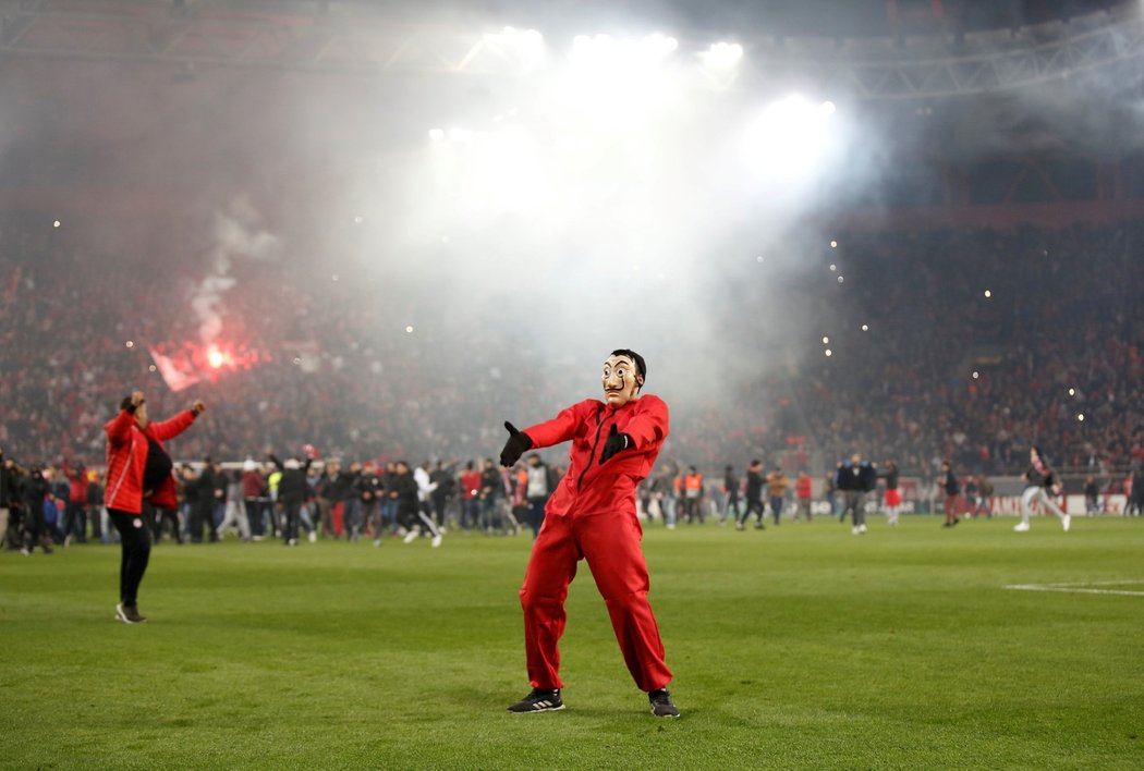 Jeden z fanoušků Olympiakosu, který po výhře nad AC Milán pronikl na hrací plochu