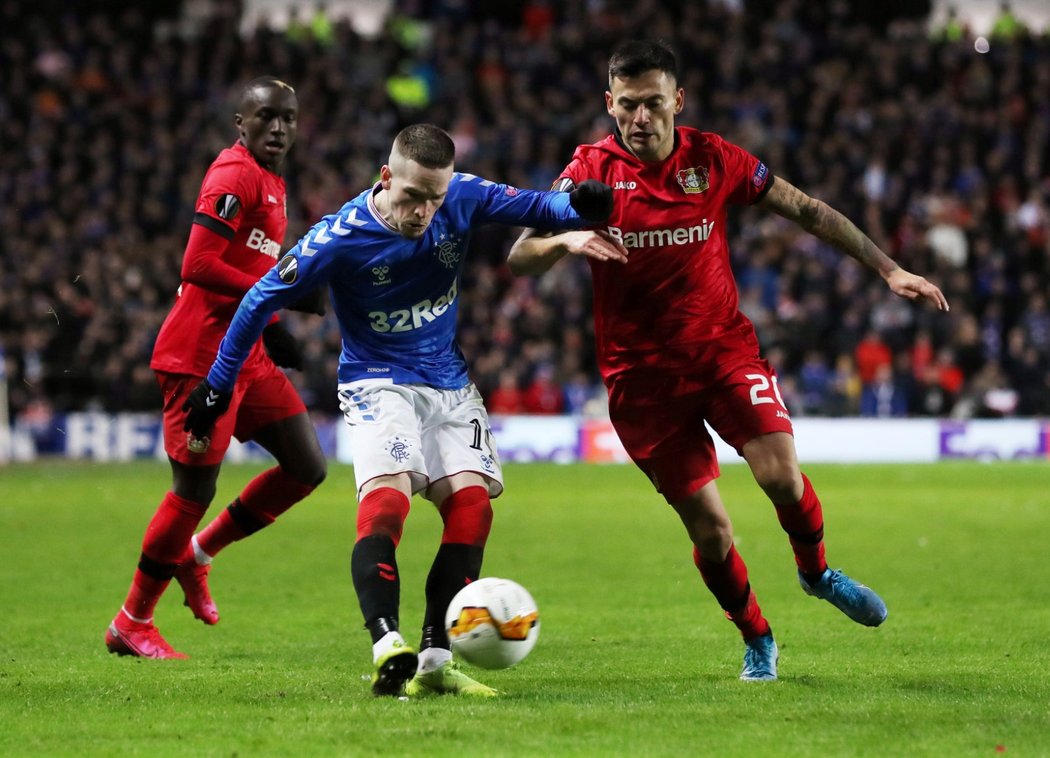 Ryan Kent, útočník Rangers, střílí na branku Leverkusenu v osmifinále Evropské ligy