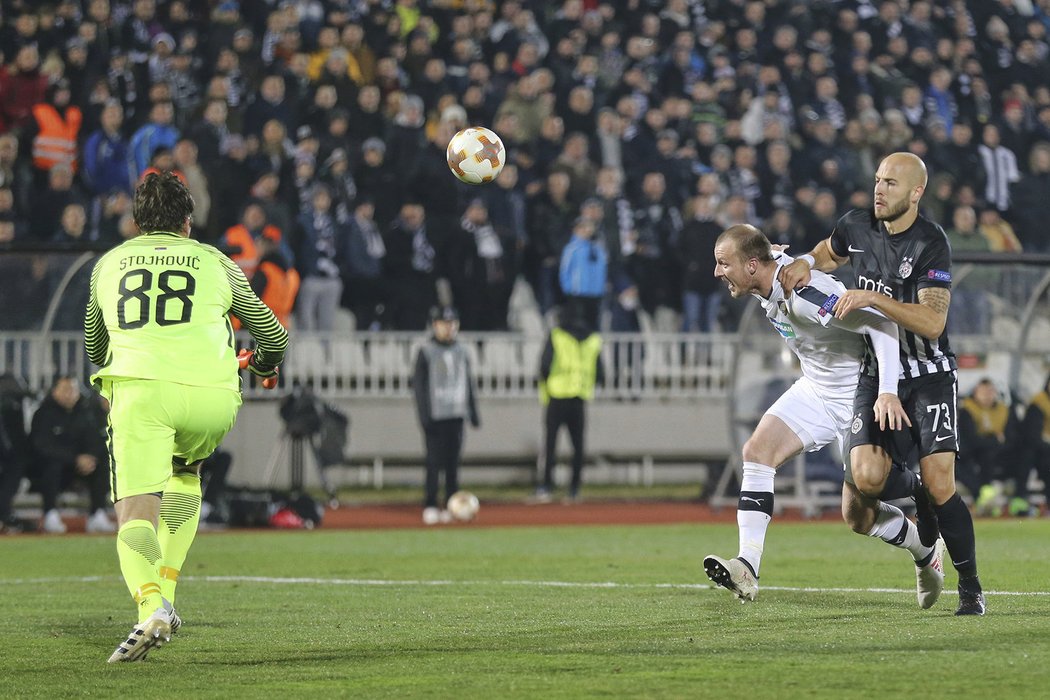 Plzeňský útočník Michael Krmenčík se snaží prosadit přes obranu Partizanu Bělehrad