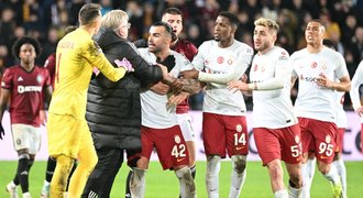 Turci tepou Galatasaray: Harakiri, sudí podlehl tlaku. Priske má budoucnost