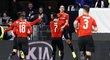 Fotbalisté Rennes se radují z gólu v prvním utkání osmifinále Evropské ligy proti Arsenalu