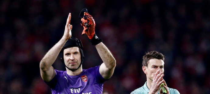 Petr Čech mohl po utkání na hřišti Rennes zatleskat fanouškům Arsenalu i Rennes, kteří ho při návratu skvěle přivítali