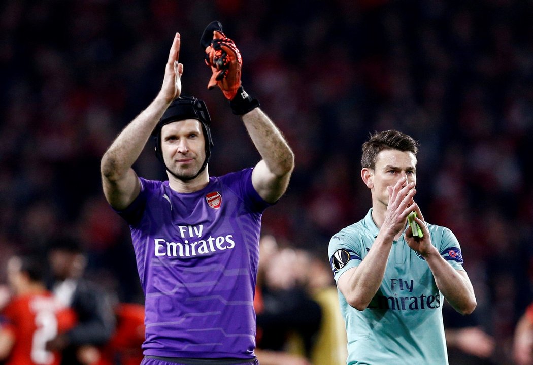 Petr Čech mohl po utkání na hřišti Rennes zatleskat fanouškům Arsenalu i Rennes, kteří ho při návratu skvěle přivítali