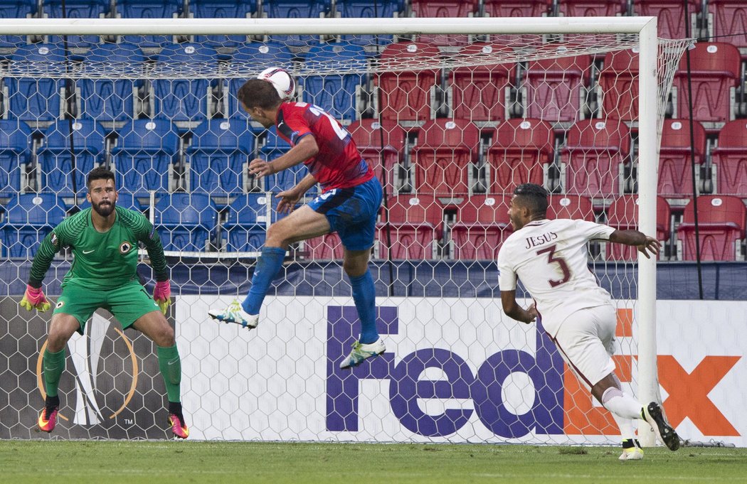 Marek Bakoš hlavičkuje v zápase s AS Řím a srovnává na 1:1