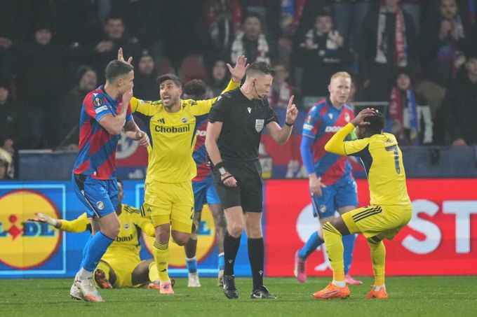 Plzeň - Fenerbahce 0:0. Vztek hostů kvůli penaltě i Koubek na tribuně. Adu trefil tyč Plzeň - Fenerbahce 0:0. Vztek hostů kvůli penaltě i Koubek na tribuně. Adu trefil tyč