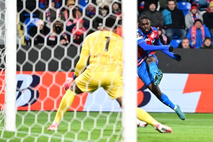 ONLINE: Plzeň - Freiburg 0:0. Gól Durosinmiho po zásahu videa neplatí ONLINE: Plzeň - Freiburg 0:0. Gól Durosinmiho po zásahu videa neplatí