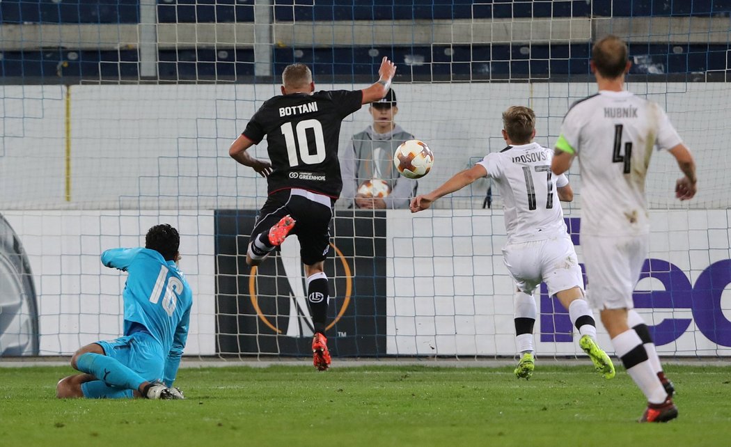 Fotbalisté Lugana ve chvíli, kdy vstřelili branku do sítě Viktorie Plzeň