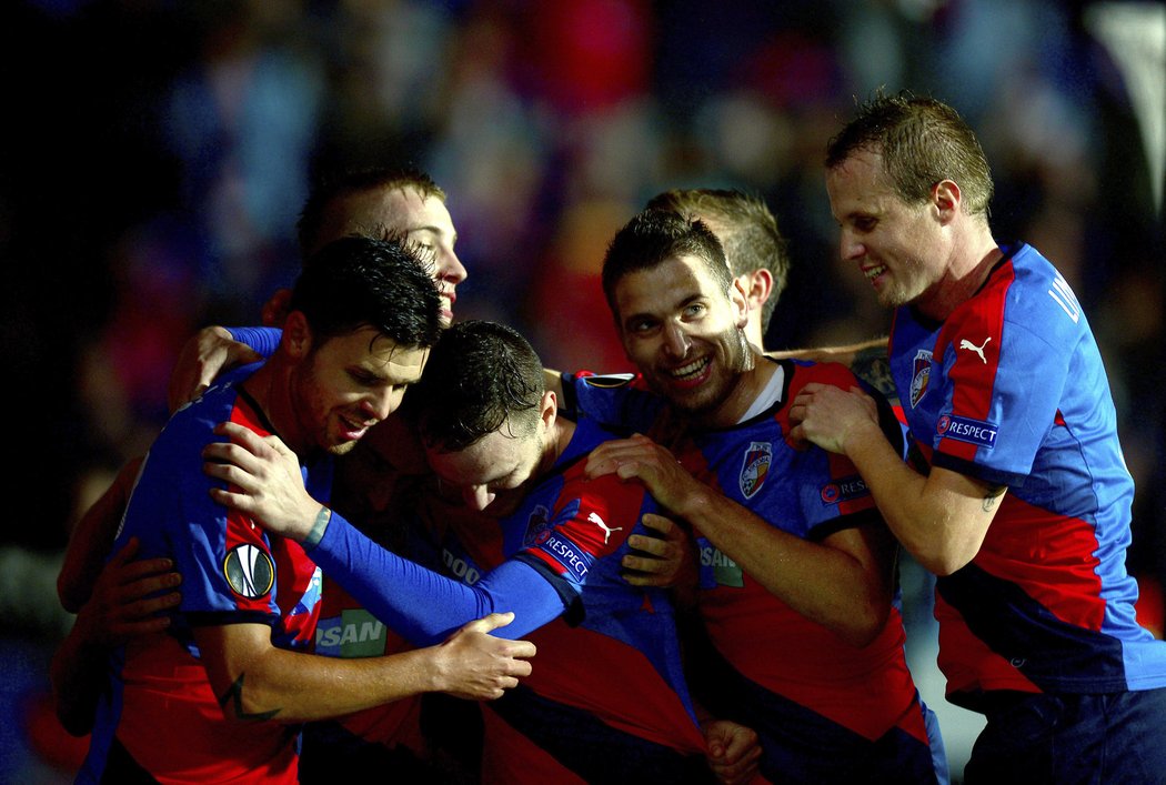 Radost plzeňských fotbalistů po vstřelené brance.