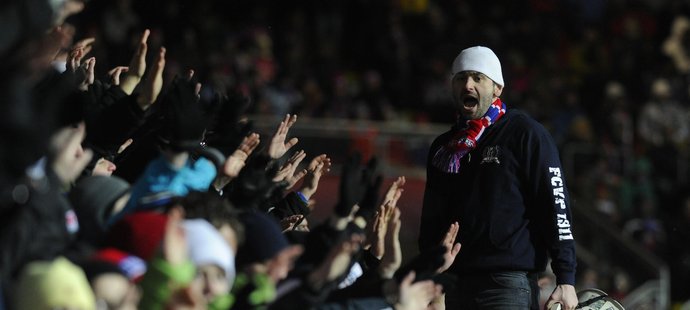 Fanoušci Viktorie Plzeň při zápase Evropské ligy s Neapolí. Plzeň slaví postup, italští fanoušci řádili