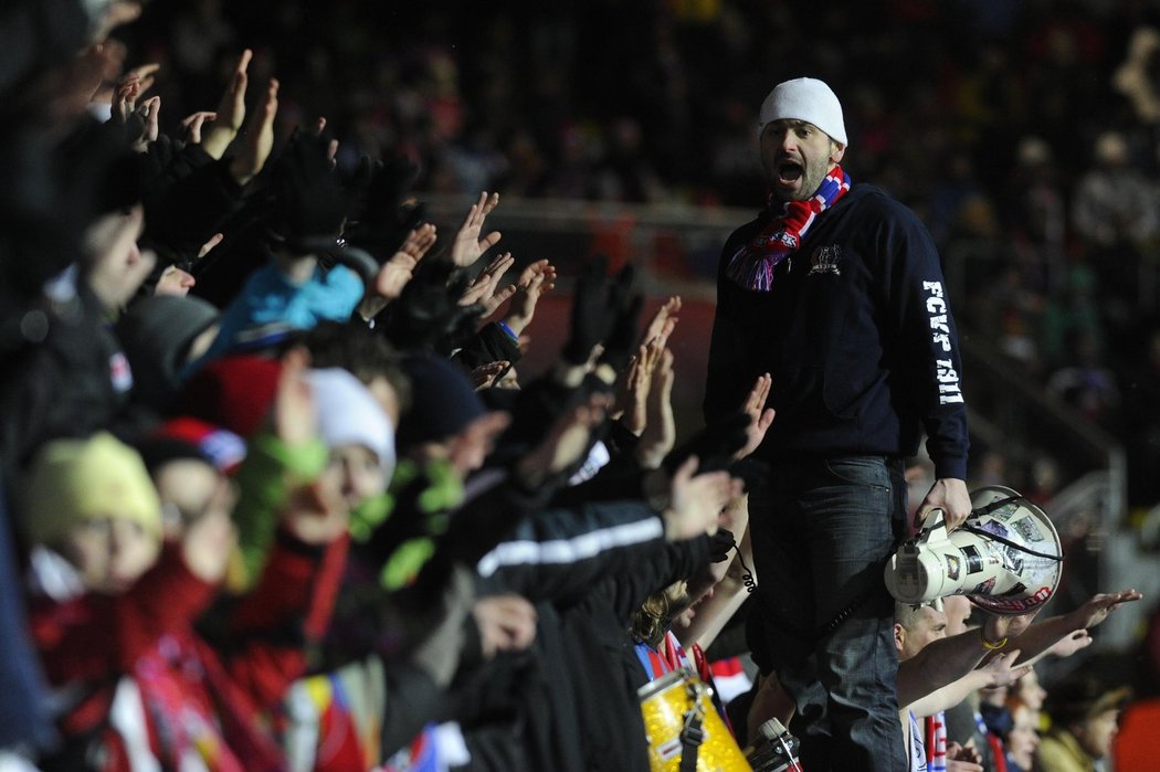 Fanoušci Viktorie Plzeň při zápase Evropské ligy s Neapolí. Plzeň slaví postup, italští fanoušci řádili