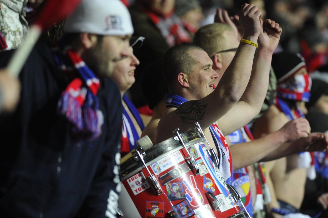 Fanoušci Viktorie Plzeň při zápase Evropské ligy s Neapolí. Plzeň slaví postup, italští fanoušci řádili