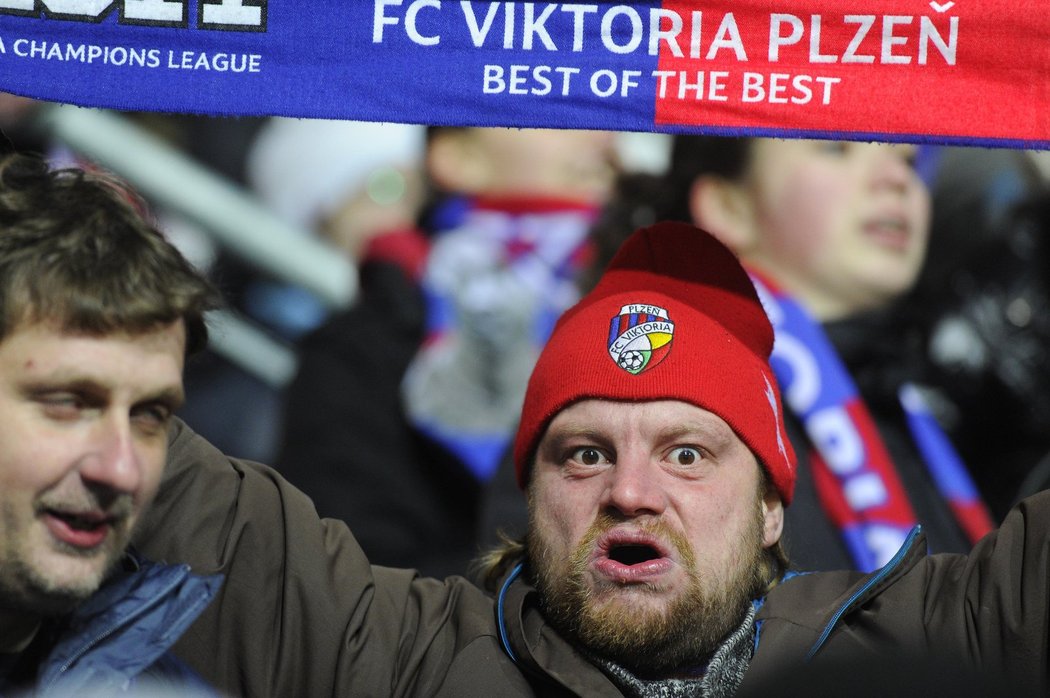 Fanoušek Viktorie Plzeň při zápase Evropské ligy s Neapolí. Plzeň slaví postup, italští fanoušci řádili