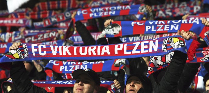 Fanoušci Plzně slaví vítězství nad Partizanem a postup do osmifinále Evropské ligy