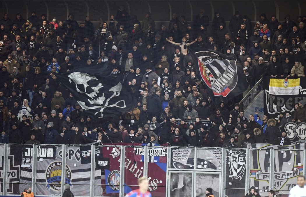 Grobari, fanoušci Partizanu, na stadionu Plzně