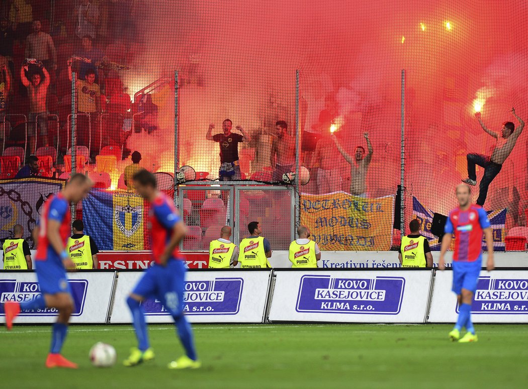 Fanoušci Ploješti zahalili stadion do domu z pyrotechniky