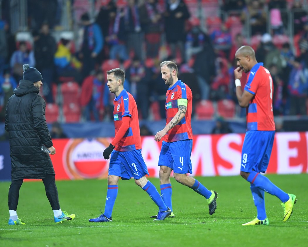 Fotbalisté Plzně odcházejí zklamaní po prvním poločase, ve kterým prohráli 0:1