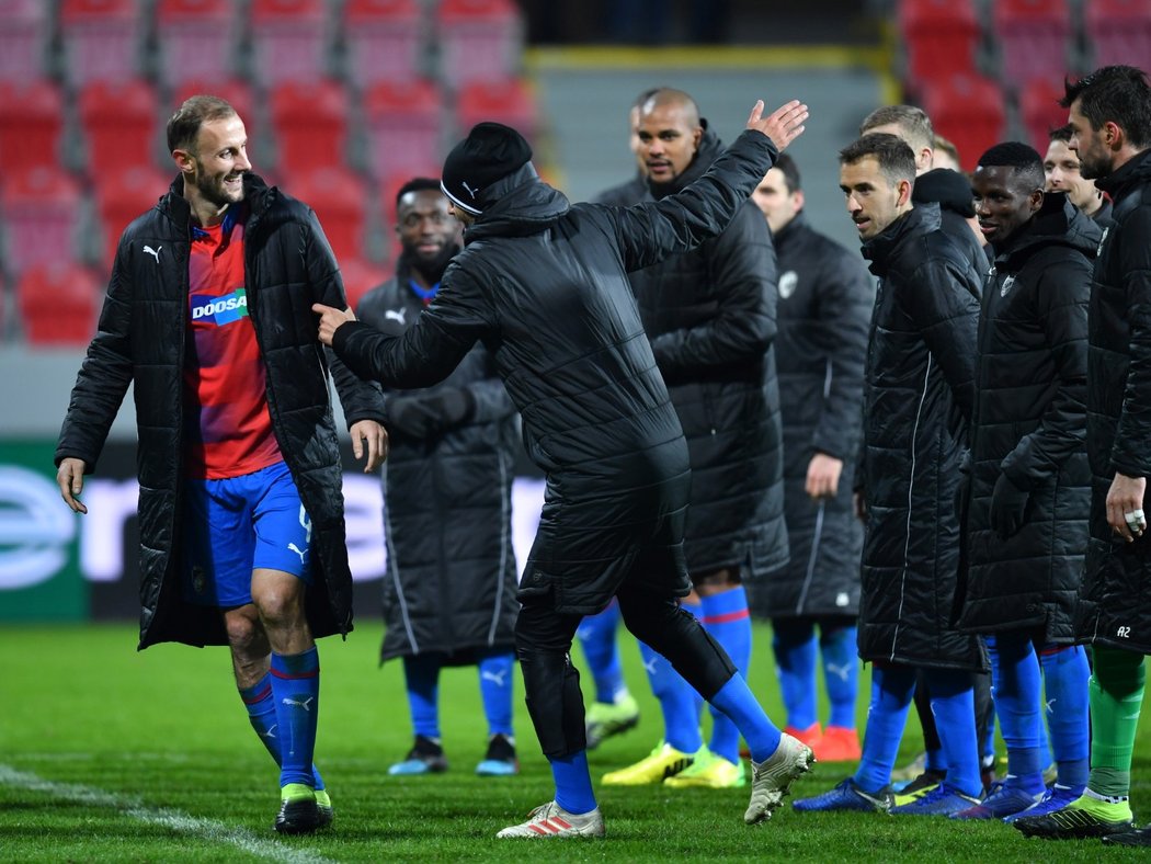 Fotbalisté Plzně oslavují vítězství nad Dinamem Záhřeb v prvním zápase play off Evropské ligy