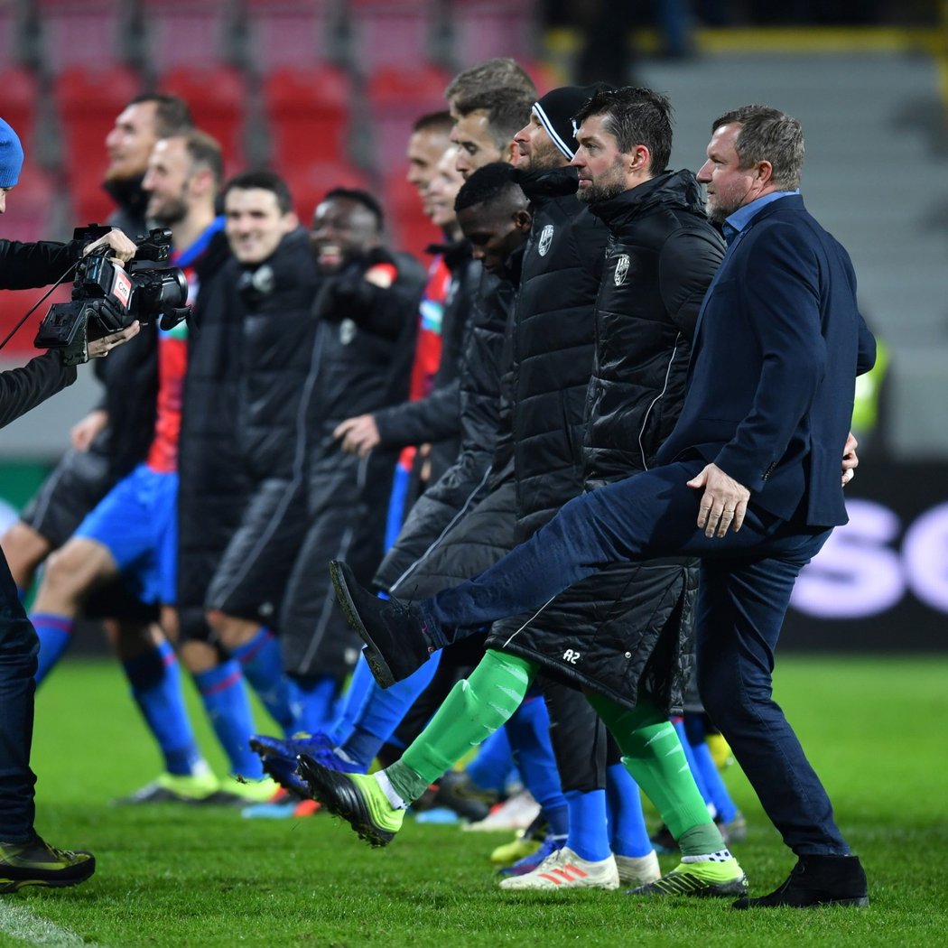 Fotbalisté Plzně spolu s trenérem Pavlem Vrbou oslavují vítězství nad Dinamem Záhřeb v prvním zápase play off Evropské ligy