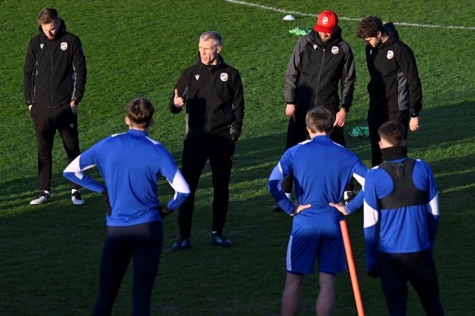 Třikrát doma bez výhry, Plzeň útočí na další miliony. Benítez chválil Hyského Třikrát doma bez výhry, Plzeň útočí na další miliony. Benítez chválil Hyského