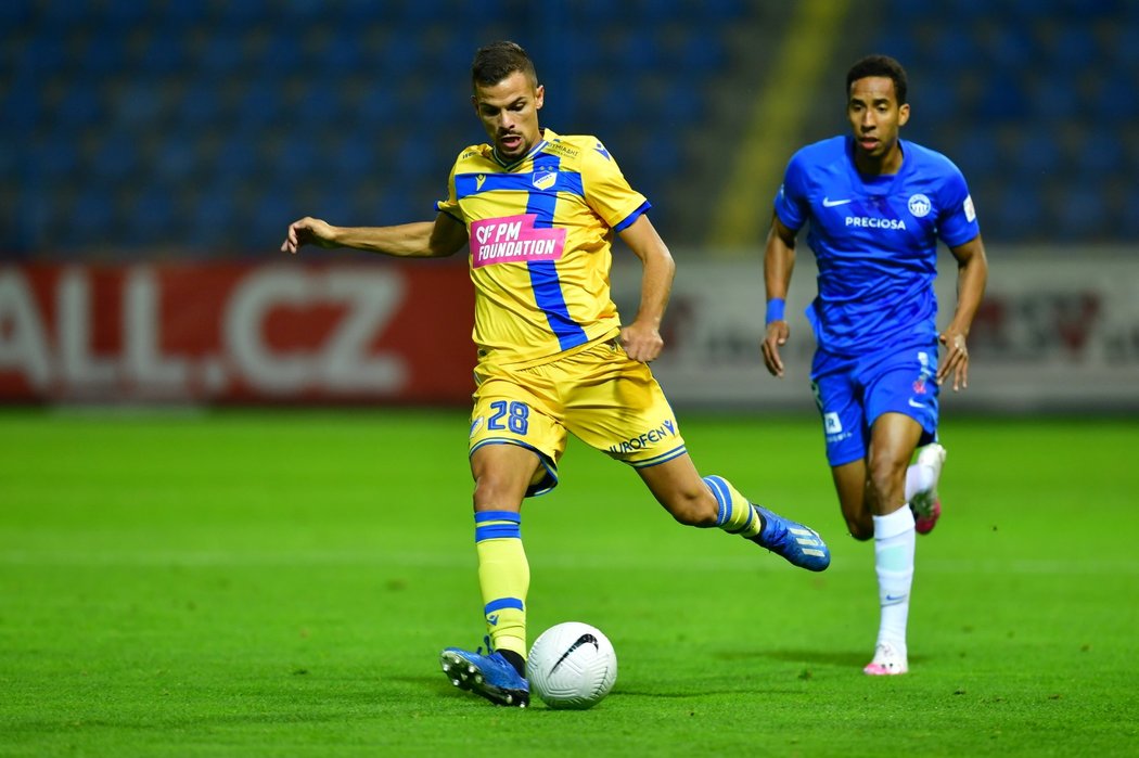 Jhon Mosquera stíhá rozehrávajícího Andreho Geraldese z APOELu