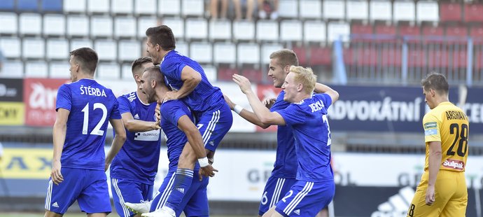 Fotbalisté Olomouce se radují z gólu Martina Sladkého (třetí zleva) do sítě Kajratu Almaty