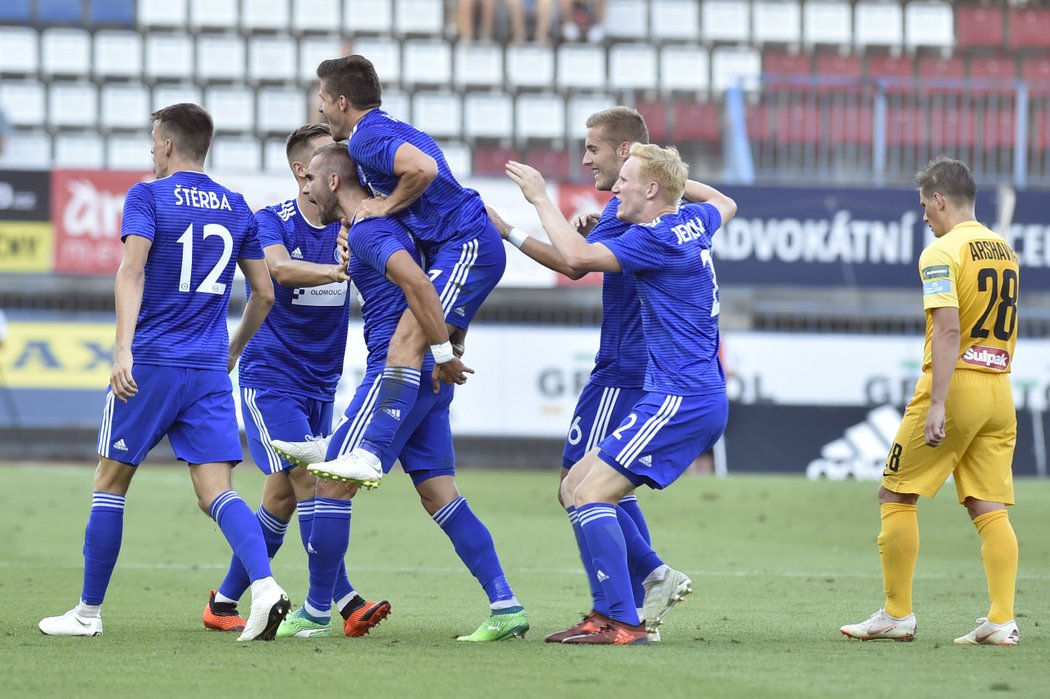 Fotbalisté Olomouce se radují z gólu Martina Sladkého (třetí zleva) do sítě Kajratu Almaty