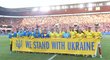 Hráči Slavie i Zorji Luhansk nastoupili na utkání v tričkách podporující Ukrajinu, oba týmy si udělaly i společnou fotku s transparentem
