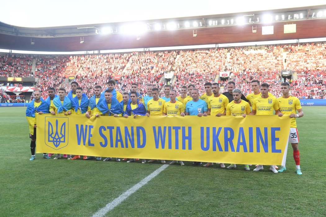 Hráči Slavie i Zorji Luhansk nastoupili na utkání v tričkách podporující Ukrajinu, oba týmy si udělaly i společnou fotku s transparentem