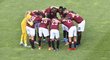 Fotbalisté Sparty se drží za ramena před začátkem odvety s Trabzonsporem