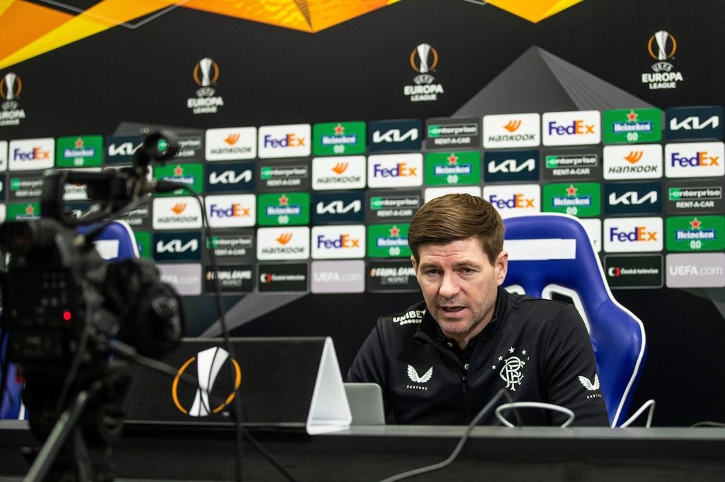 Trenér Rangers Steven Gerrard na tiskové konferenci