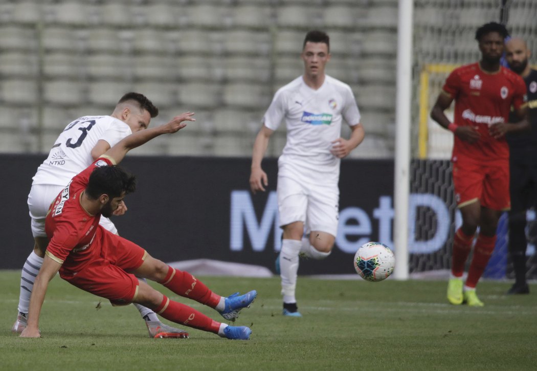 Ivo Rodrigues se pere o míč s plzeňským Lukášem Kalvachem