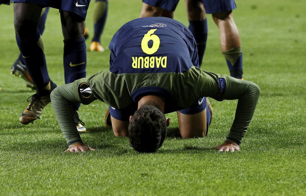 Ač to vypadá všeljak, Munas Dabbur ze Salcburku slaví gól proti Konyasporu