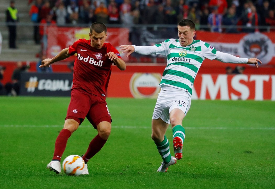 Callum McGregor ze Celtiku se snaží zastavit Stefana Lainera ze Salzburgu