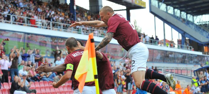 Gól! Tomáš Řepka naskakuje na střelce úvodní branky utkání Kweukeho