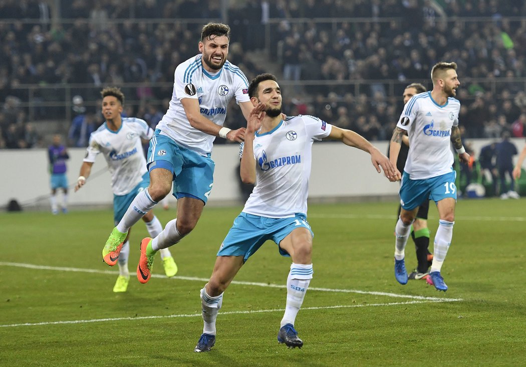 Nabil Bentaleb svou penaltou vyrovnal na 2:2 a zajistil Schalke postup přes Gladbach