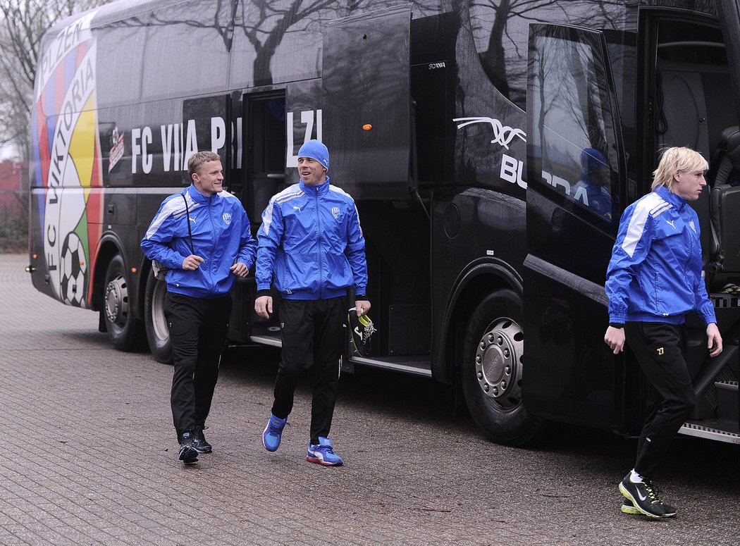 Petr Trapp a brankář Roman Pavlík míří na předzápasový trénink